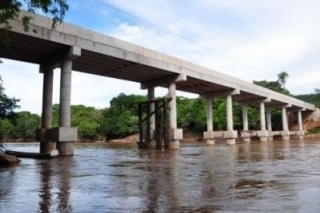 As pontes estão armadas sobre os Rios Aquidauana e Vermelho