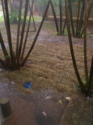 Na região do bairro Universitário a chuva veio acompanhada de granizo por horas.