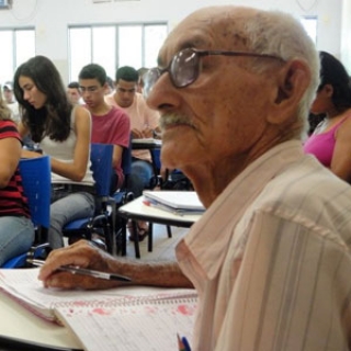 Seu Bartolomeu estudando na sala de aula do Campus de Aquidauana