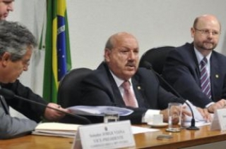 Relatório do senador Luiz Henrique da Silveira foi aprovado nesta quinta na comissão