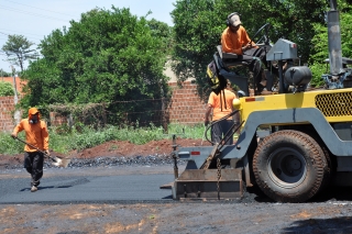 Trabalhadores aproveitam a estiagem para acelerar asfalto no Parque dos Coqueiros.