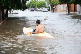 O três-lagoense da foto resolveu enfrentar a situação em um caiaque