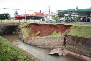 Queda de muro no Prosa ameaça passarela de pedestres e pista da Fernando Correa da Costa