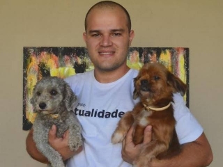 Hudson Verão com os cães Cacau e Magali.