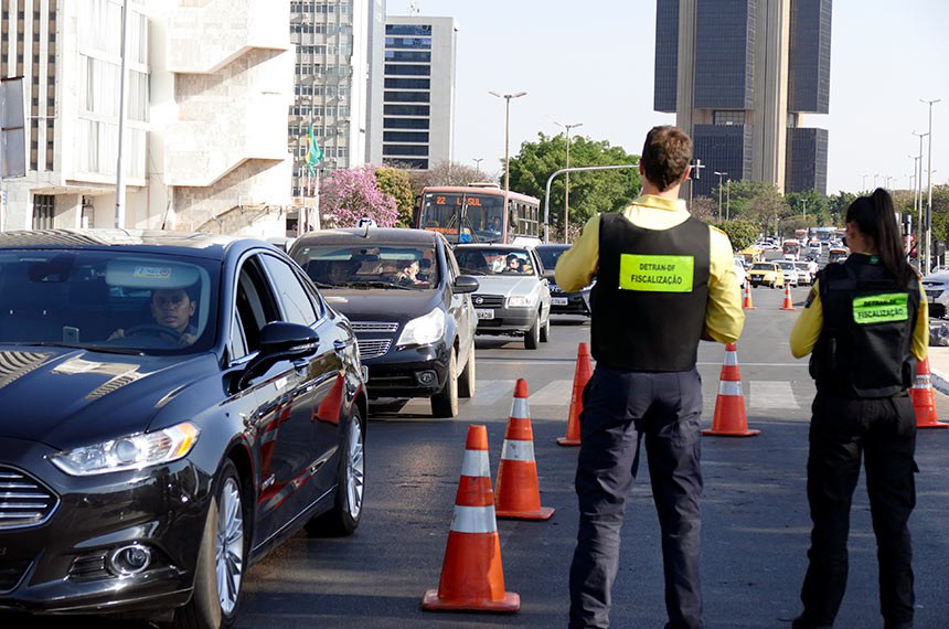 Projeto altera competências para aplicação de multas de trânsito