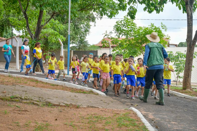 Equipe da SEMA da aula de Meio Ambiente no Parque da Lagoa Comprida