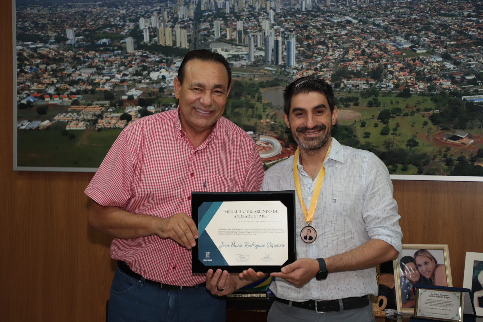 Presidente Carlão entrega Medalha a Professor Doutor, José Flávio Rodrigues